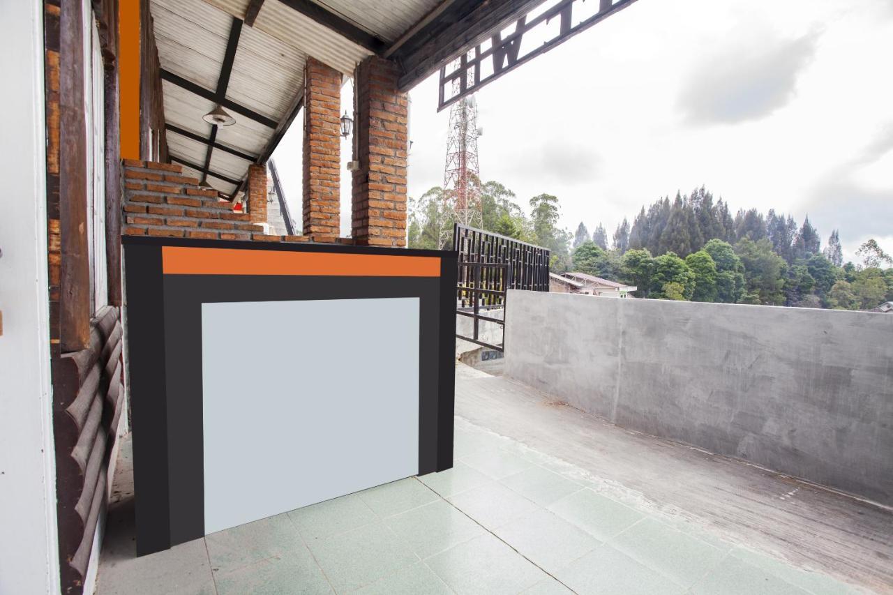 Oyo Flagship 2799 Berastagi Backpacker Rooms Ngoại thất bức ảnh